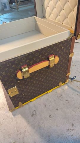 TỦ ĐẦU GIƯỜNG DẠNG RƯƠNG TRUNK L V MONOGRAM
