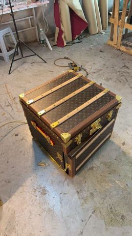 TỦ ĐẦU GIƯỜNG DẠNG RƯƠNG TRUNK L V MONOGRAM