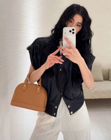 TÚI XÁCH NỮ L V ALMA BB MINIGRAM DA BÊ IN DẬP NỔI, PHOM DOME STRUCTURED KÈM KHÓA & KEYBELL