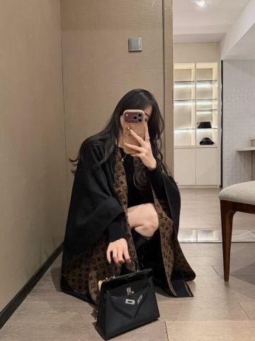 ÁO CHOÀNG NỮ L V DÁNG CAPE RỦ SANG – LÓT HOẠ TIẾT MONOGRAM BIỂU TƯỢNG