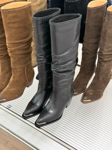BOOTS NỮ CAO CỔ C L HIGH WESTERN MŨI BỌC KIM LOẠI, PHOM XẾP NẾP