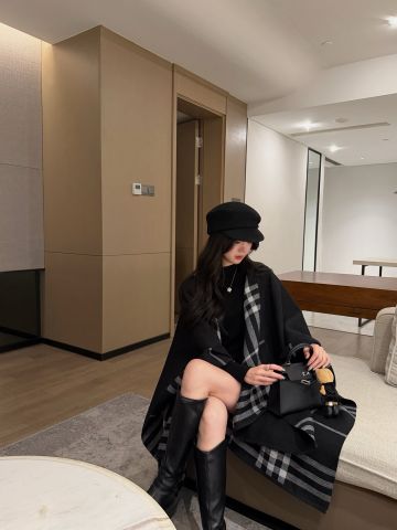 ÁO CHOÀNG NỮ BUR – CAPE CÓ MŨ PHỐI HỌA TIẾT CHECK BIỂU TƯỢNG, DÁNG RŨ SANG TRỌNG