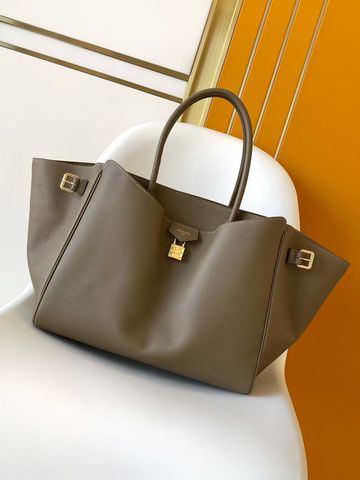 TÚI XÁCH NỮ L V VENDÔME DA BÒ CAO CẤP – FORM TRAPÉZOID SANG GỌN, KHÓA TREO MONOGRAM TINH XẢO