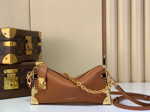 TÚI ĐEO VAI NỮ L V SLIM TRUNK CONFETTI DA BÊ PHOM HỘP TRUNK, S-LOCK SIGNATURE & DÂY CHAIN CHARM
