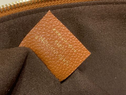 TÚI ĐEO VAI NỮ L V SLIM TRUNK CONFETTI DA BÊ PHOM HỘP TRUNK, S-LOCK SIGNATURE & DÂY CHAIN CHARM