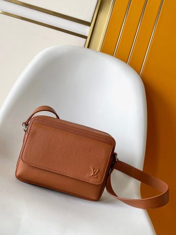 TÚI ĐEO CHÉO UNISEX L V BOARDING DA BÒ LỚP ĐẦU – PHOM HỘP ĐỨNG DÁNG