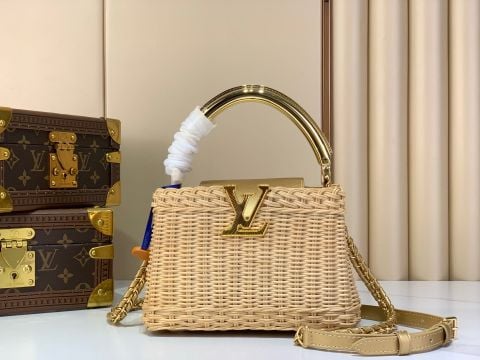 TÚI XÁCH NỮ L V CAPUCINES MINI PHIÊN BẢN RATTAN ĐAN THỦ CÔNG, TAY CẦM KIM LOẠI DÁNG CONG SANG TRỌNG