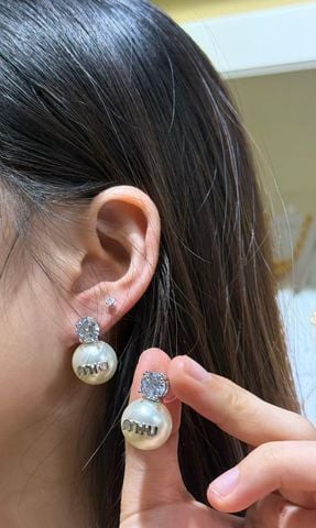 KHUYÊN TAI NỮ MIU M* NGỌC TRAI ĐÍNH ĐÁ LOGO SANG TRỌNG