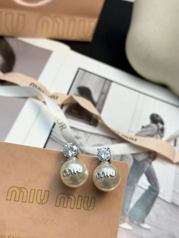 KHUYÊN TAI NỮ MIU M* NGỌC TRAI ĐÍNH ĐÁ LOGO SANG TRỌNG