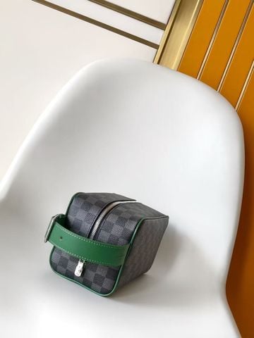 TÚI ĐỰNG ĐỒ UNISEX L V HOẠ TIẾT DAMIER BẢN LOCKER DOPP KIT – FORM HỘP CỨNG CÁP, PHONG THÁI CHỈN CHU