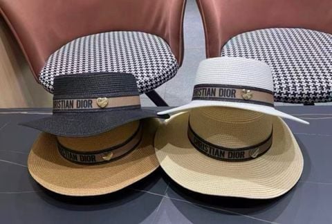 MŨ CÓI NỮ D R D-BOBBY WIDE BRIM FORM CANOTIER DẢI BĂNG THÊU SIGNATURE PHỐI TAG TIM KIM LOẠI