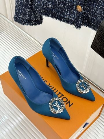 GIÀY CAO GÓT NỮ L V MET PUMP SATIN SILK MŨI NHỌN – KHÓA TRÒN ĐÍNH ĐÁ, GÓT 10,5CM