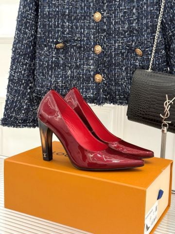 GIÀY CAO GÓT NỮ L V POINTED TOE PATENT LEATHER – MŨI NHỌN, GÓT TRỤ THANH LỊCH