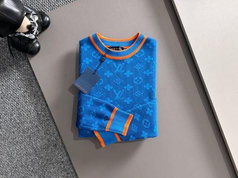ÁO LEN UNISEX L V JACQUARD MONOGRAM DỆT NỔI – FORM ĐỨNG ĐẸP, PHỐI VIỀN TINH TẾ
