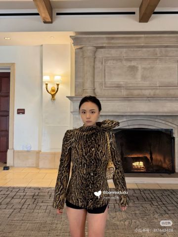ÁO KHOÁC NỮ C N MÉTIERS D’ART 2026 – JACQUARD HỌA TIẾT BÁO, CỔ NƠ TẠO KHỐI