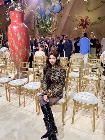 ÁO KHOÁC NỮ C N MÉTIERS D’ART 2026 – JACQUARD HỌA TIẾT BÁO, CỔ NƠ TẠO KHỐI