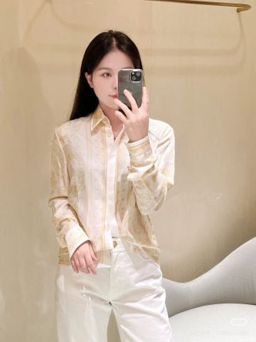 ÁO SƠ MI NỮ VERS* LỤA HỌA TIẾT BAROQUE VÀNG KEM