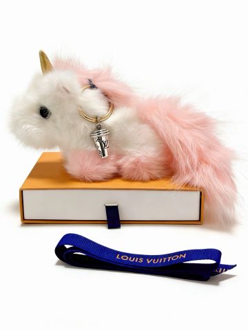 CHARM TREO TÚI NGỰA KỲ LÂN L V – LÔNG MỀM CAO CẤP – PHỤ KIỆN TẠO ĐIỂM NHẤN