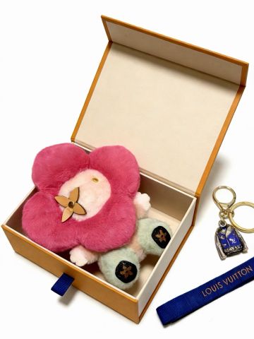 MÓC KHÓA & CHARM TREO TÚI L V ANGER FOREST – NHÂN VẬT HOA NHỒI BÔNG, HARDWARE HIỆU ỨNG VINTAGE