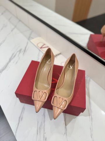 GIÀY CAO GÓT NỮ V L T N VLOGO SIGNATURE POINTED PUMP DA BÓNG GÓT 7,5CM