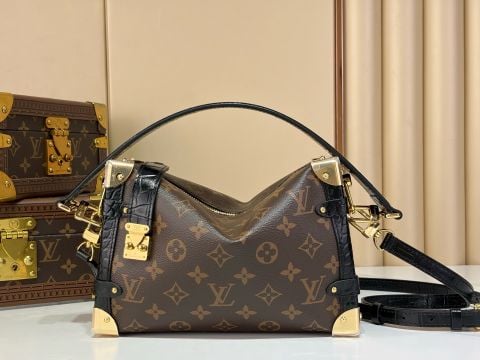 TÚI NỮ L V SIDE TRUNK MONOGRAM CANVAS VIỀN DA VÂN CÁ SẤU ĐEN – S-LOCK GOLD HARDWARE, FORM RƯƠNG MỀM