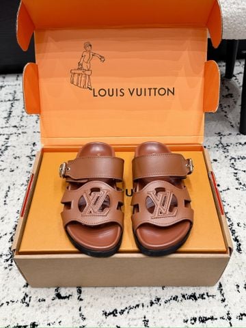 DÉP NỮ LV DÁNG MULE 2 QUAI BẢN LỚN DA BÒ PHỐI KHÓA CHỮ NHẬN DIỆN SANG TRỌNG