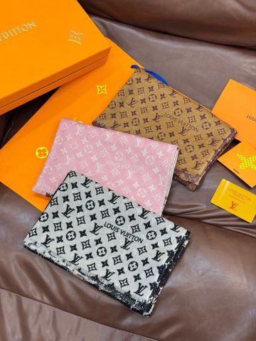 KHĂN CHOÀNG UNISEX LV* MONOGRAM ÁNH KIM – PHIÊN BẢN 2025