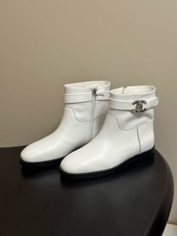 BOOTS CỔ NGẮN NỮ C N – PHOM KỴ SĨ MŨI TRÒN, DA BÒ PHỐI KHÓA BIỂU TƯỢNG