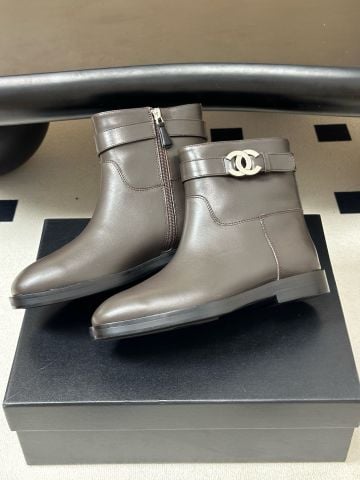 BOOTS CỔ NGẮN NỮ C N – PHOM KỴ SĨ MŨI TRÒN, DA BÒ PHỐI KHÓA BIỂU TƯỢNG