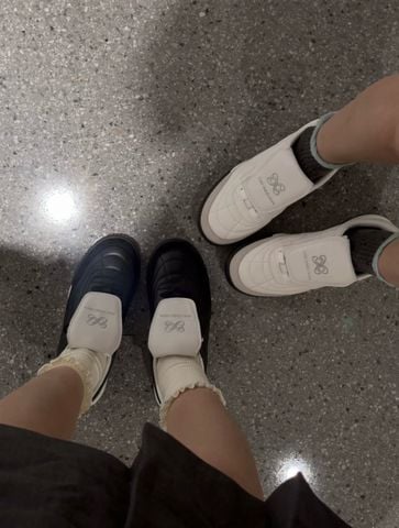 GIÀY SNEAKER NỮ A D RETRO LOW-TOP DA BÊ PHỐI SUEDE, ĐẾ DÀY ÊM