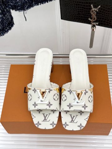 DÉP NỮ GÓT VUÔNG L V MONOGRAM KHÓA CHỮ KIM LOẠI CAO 5.5CM