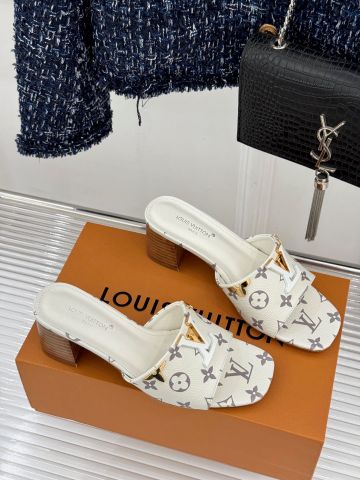 DÉP NỮ GÓT VUÔNG L V MONOGRAM KHÓA CHỮ KIM LOẠI CAO 5.5CM