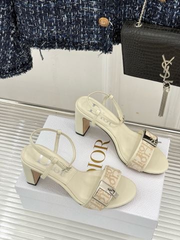 GIÀY SANDAL CAO GÓT NỮ D R DWAY – OBLIQUE JACQUARD, METAL BUCKLE & BLOCK HEEL 8,5CM