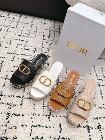 SANDAL CAO GÓT NỮ DR ĐẾ XUỒNG 8CM PHỦ VẢI DỆT HOẠ TIẾT CD PHỐI DA BÒ KHÓA KIM LOẠI SANG ẤN TƯỢNG