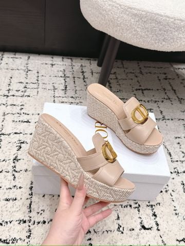 SANDAL CAO GÓT NỮ DR ĐẾ XUỒNG 8CM PHỦ VẢI DỆT HOẠ TIẾT CD PHỐI DA BÒ KHÓA KIM LOẠI SANG ẤN TƯỢNG
