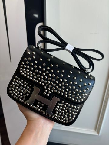 TÚI XÁCH NỮ H M* CONSTANCE 18 ROCKSTUD BOX LEATHER – KHÓA H ICONIC, ĐINH TÁN NỔI BẬT