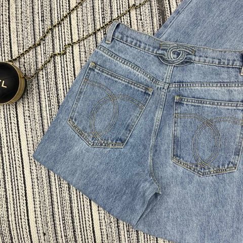 QUẦN JEANS NỮ CN ỐNG ĐỨNG CẠP CAO LOGO CC TÚI SAU