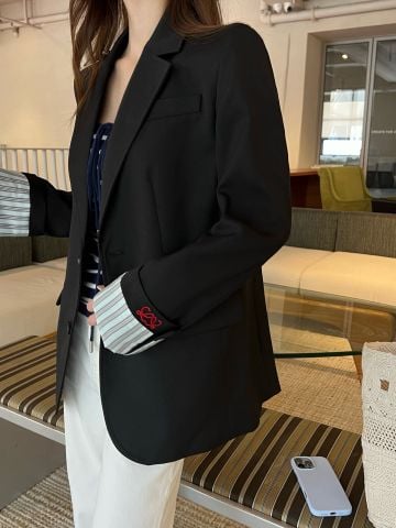ÁO BLAZER NỮ L W PHOM TAILORED HAI KHUY, CỔ TAY SỌC THÊU LOGO – VẢI SUIT PHA LEN