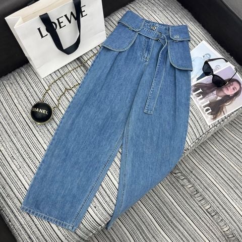 QUẦN JEANS NỮ LOE* CẠP CAO ỐNG RỘNG PHỐI PANEL EO BẤT ĐỐI XỨNG THÊU LOGO TINH TẾ