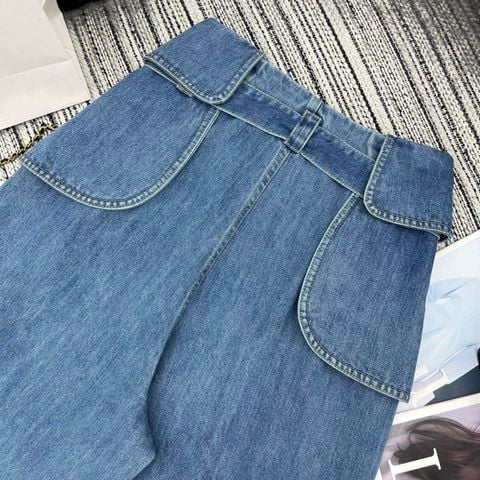 QUẦN JEANS NỮ LOE* CẠP CAO ỐNG RỘNG PHỐI PANEL EO BẤT ĐỐI XỨNG THÊU LOGO TINH TẾ