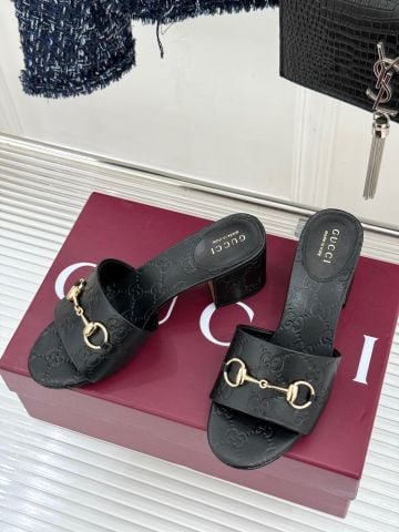 DÉP NỮ GÓT VUÔNG GC HORSEBIT MONOGRAM DẬP CHÌM GÓT 5.5CM