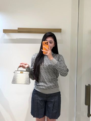 ÁO LEN NỮ FEND* JACQUARD FF CỔ TRÒN, BO GÂN