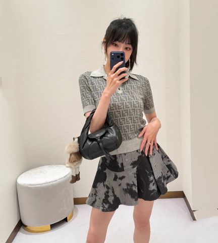 ÁO NỮ DỆT KIM CỔ BẺ FEND* JACQUARD FF, TAY NGẮN PHOM GỌN