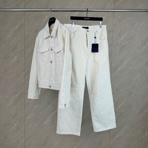 ÁO KHOÁC NAM L V DENIM DẬP NỔI MONOGRAM – PHOM TRẺ TRUNG, NÚT ÁNH NGỌC SANG