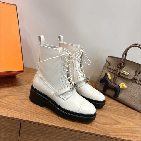 BOOT NỮ H M KHÓA KIM LOẠI ICONIC – DÁNG CỔ CAO FORM CHUẨN, ĐẾ DÀY 4.5CM TÔN DÁNG