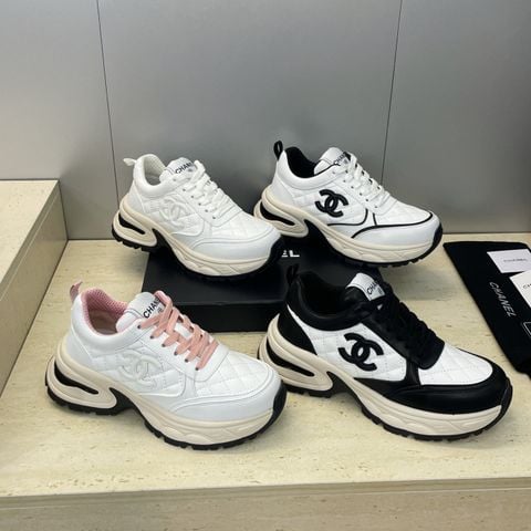 SNEAKER NỮ CN DÁNG DAD SNEAKER THÊU CHỮ LOGO – PHOM TRÒN DỄ DIỆN, ĐẾ DÀY ÊM