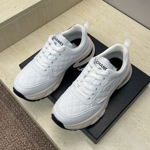 SNEAKER NỮ CN DÁNG DAD SNEAKER THÊU CHỮ LOGO – PHOM TRÒN DỄ DIỆN, ĐẾ DÀY ÊM