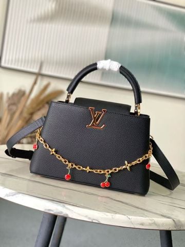 TÚI XÁCH NỮ L*V  X TM CAPUCINES – DA TAURILLON VÂN HẠT, CHUỖI CHARM ANH ĐÀO MONOGRAM