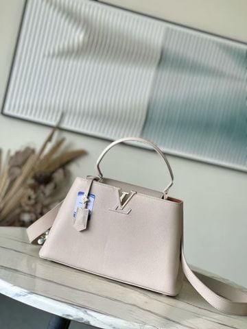 TÚI XÁCH NỮ LV* CAPUCINES SOUPLE MM – DA BÊ VÂN HẠT, CHARM ĐÁ NGỌC SANG TRỌNG