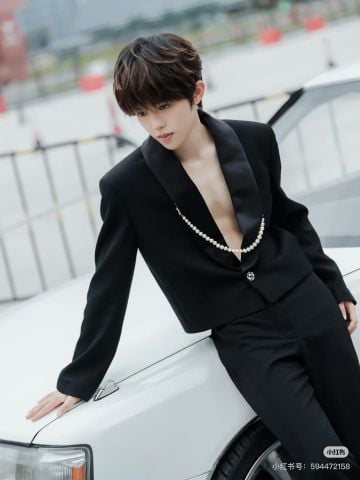 ÁO BLAZER NỮ C N DÁNG LỬNG CỔ VE SATIN ACETATE, GẤU ĐÍNH XÍCH